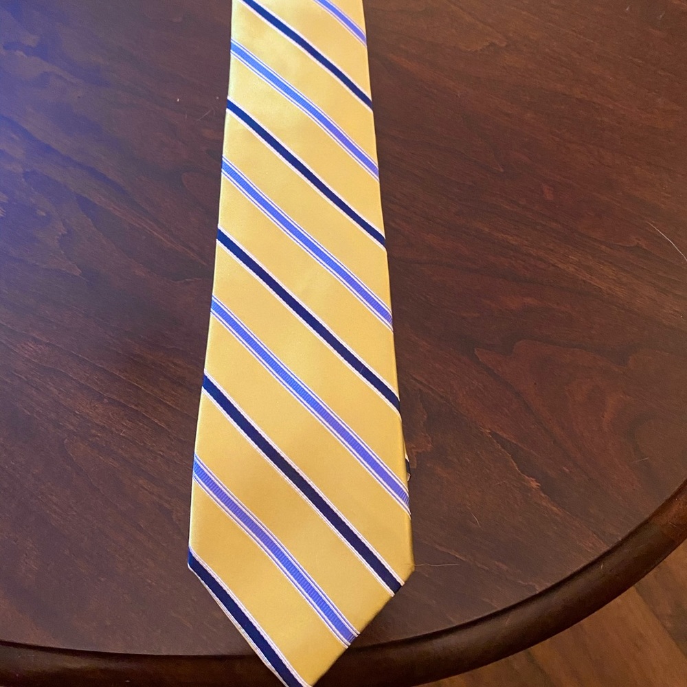 New! Can’t go wrong w/ this classic designer tie!!
